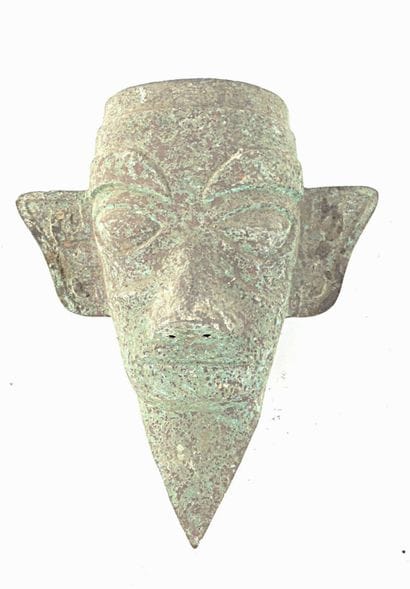 CHINE. Tête zoomorphe en métal. H. : 35 cm....