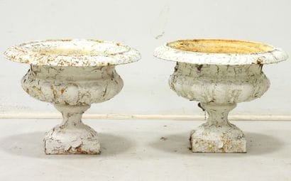 PAIRE DE VASES MEDICIS en fonte laquée blanche....