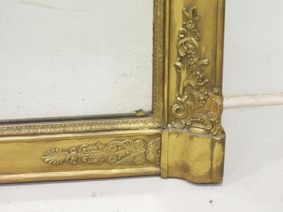 MIROIR en bois et stuc doré. 88 x 70 cm (accidents...