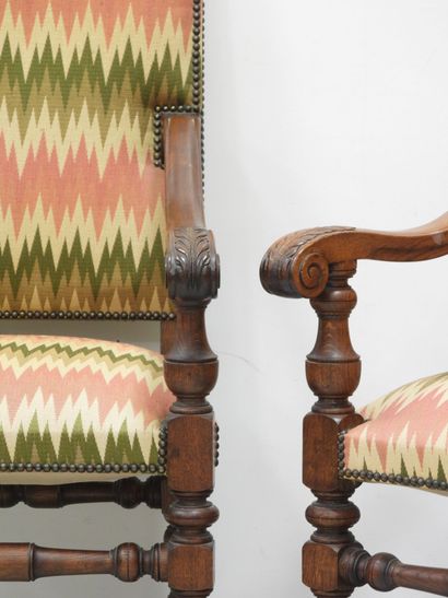 PAIRE DE FAUTEUILS à haut dossier en chêne...