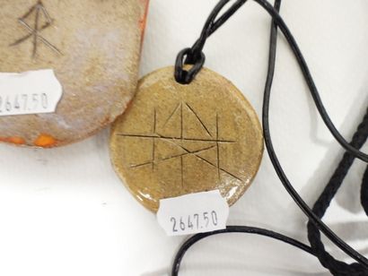 Lot de cinq pendentifs en céramique, avec...