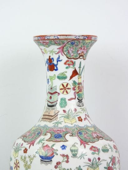 CHINE : Vase balustre en porcelaine polychrome...