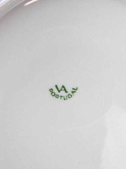 LOT DE VAISSELLE comprenant vingt-trois assiettes...