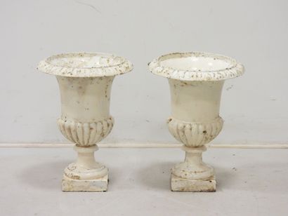 PAIRE DE VASES MEDICIS en fonte laquée blanche....