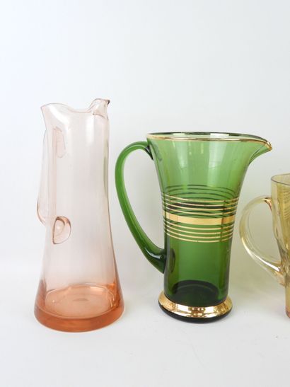 Ensemble comprenant trois pichets en verre...