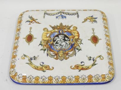 GIEN - Dessous de plat en faïence polychrome...