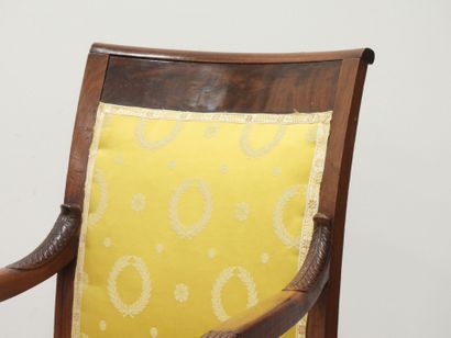 PAIRE DE FAUTEUILS en acajou et placage d'acajou...