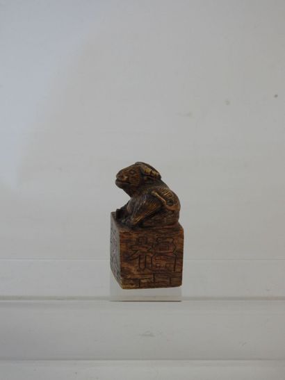 CHINE : Netsuke personnage en résine ? signé...