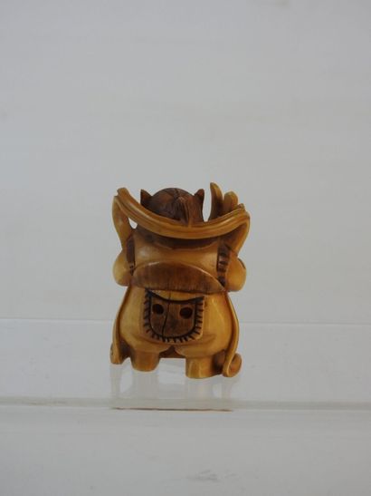 CHINE : Netsuke personnage en résine ? signé...