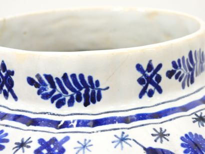DELFT - Pot couvert en faïence à décor en...