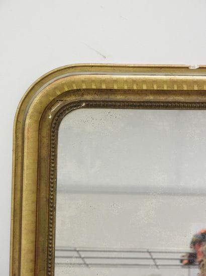 Miroir en bois et stuc doré à décor de rang...