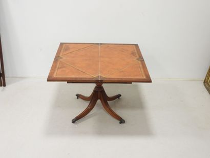 Table à jeu dite mouchoir en bois ouvrant...
