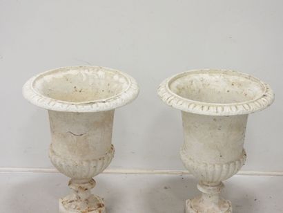 PAIRE DE VASES MEDICIS en fonte laquée blanche....