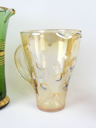 Ensemble comprenant trois pichets en verre...