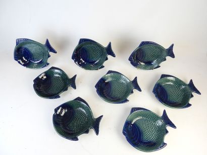 8 ASSIETTES POISSONS en céramique bleue émaillée....