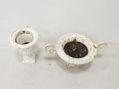 DEUX VASES MEDICIS en fonte laquée blanche....