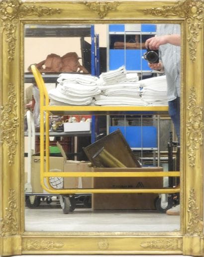 MIROIR en bois et stuc doré. 88 x 70 cm (accidents...