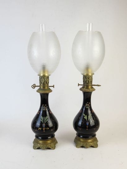 Paire de lampes à pétrole en verre peint...