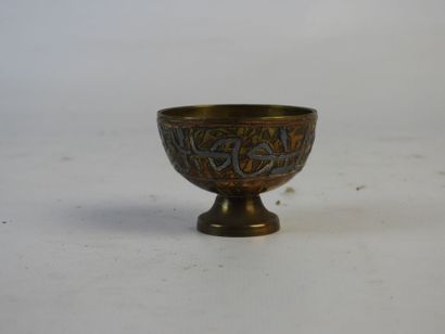 CHINE : 3 petits bols en bronze à décor de...