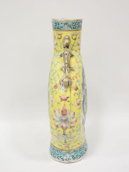 CHINE - Vase gourde en porcelaine à décor...