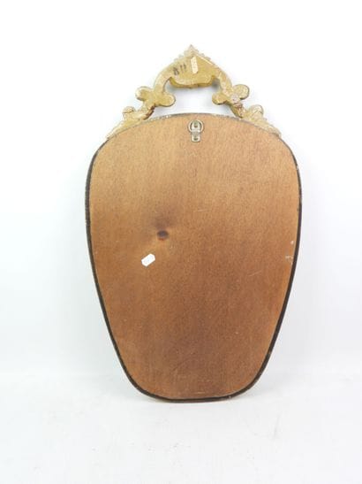 Miroir en bois argenté, fronton à décor de...