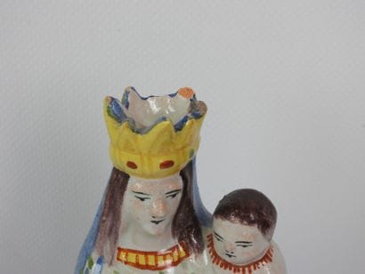 VIERGE D'ACCOUCHE en faïence polychrome....