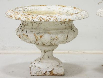PAIRE DE VASES MEDICIS en fonte laquée blanche....
