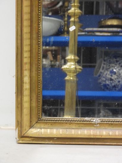 Miroir en bois et stuc doré à décor de rang...