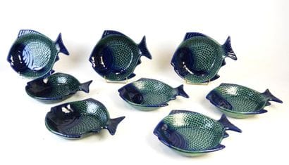 8 ASSIETTES POISSONS en céramique bleue émaillée....