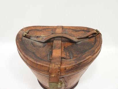 BOITE A CHAPEAU haut de forme en cuir H.:...