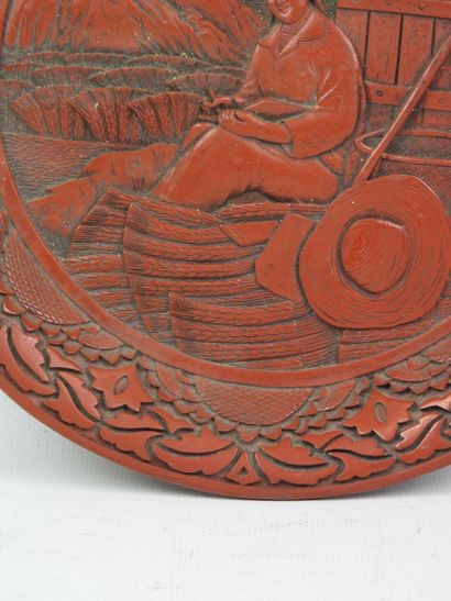 CHINE - Assiette façon laque rouge à décor...