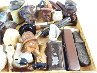 2 CARTONS DE PIPES, BOITES A TABAC ET BRIQUETS...