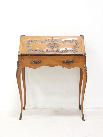 BUREAU DE PENTE en bois naturel à décor sculpté...
