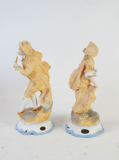 PAIRE DE STATUES représentant un couple d'élégants...