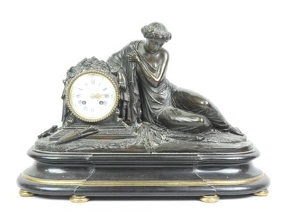 Pendule en bronze, le cadran circulaire émaillé...