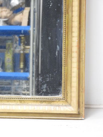 Miroir en bois et stuc doré à décor de rang...