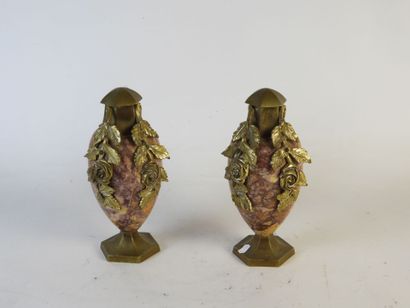 GARNITURE DE CHEMINEE en marbre violet, bronze...