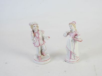 PAIRE DE STATUES représentant un couple d'élégants...