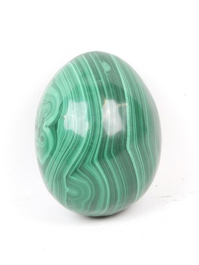 OEuf en malachite. H. 12 cm. Poids: 2,522...