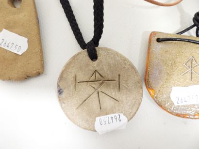 Lot de cinq pendentifs en céramique, avec...