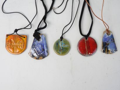 Lot de cinq pendentifs en céramique, avec...