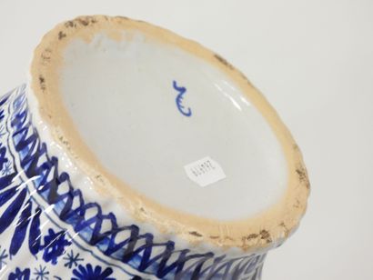 DELFT - Pot couvert en faïence à décor en...