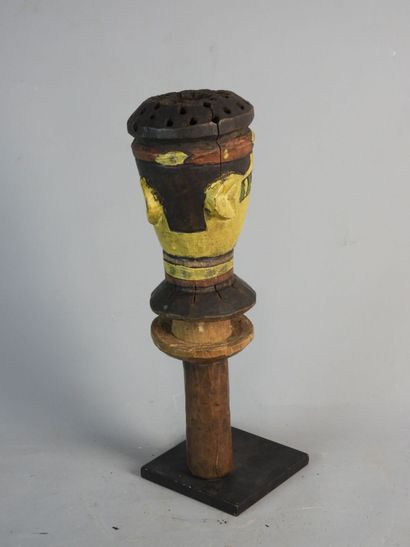 KUYU, République du Congo.
Bois dur, polychromie.
Marotte...