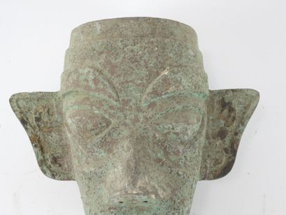CHINE. Tête zoomorphe en métal. H. : 35 cm....