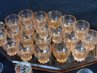 PLATEAU ET 20 VERRES A DIGESTIF en verre...