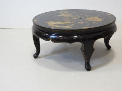 CHINE. Table basse circulaire en bois laqué...