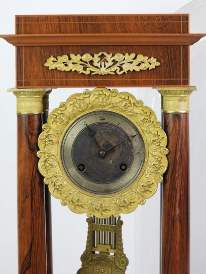 PENDULE PORTIQUE en bois de placage, globe...