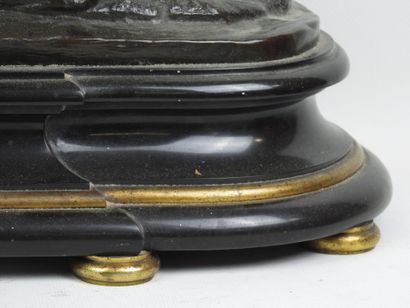 Pendule en bronze, le cadran circulaire émaillé...