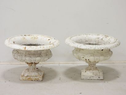 PAIRE DE VASES MEDICIS en fonte laquée blanche....