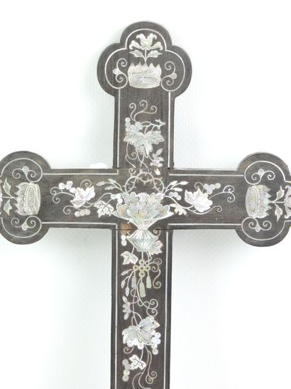 VIETNAM - Croix en palissandre à décor burgauté...